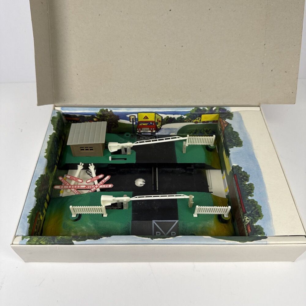AHM HO Automatic Crossing Gates With Lighted Building